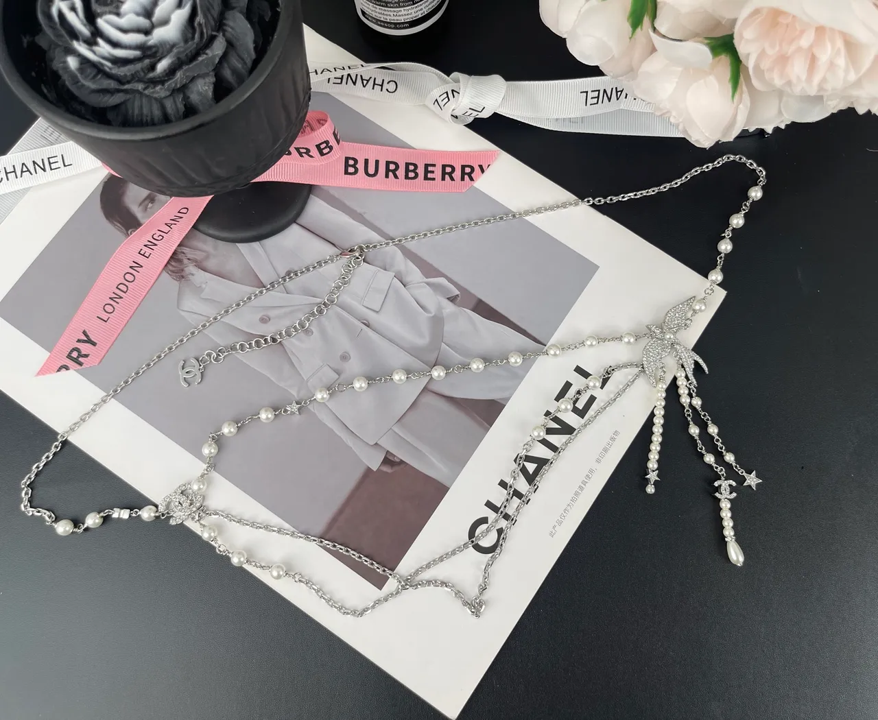Chanel Collier blanc argenté multi-couches perles et chaîne 8