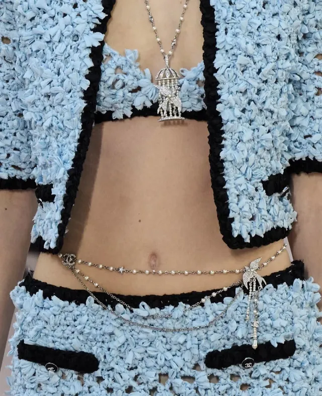 Chanel Collier blanc argenté multi-couches perles et chaîne 12
