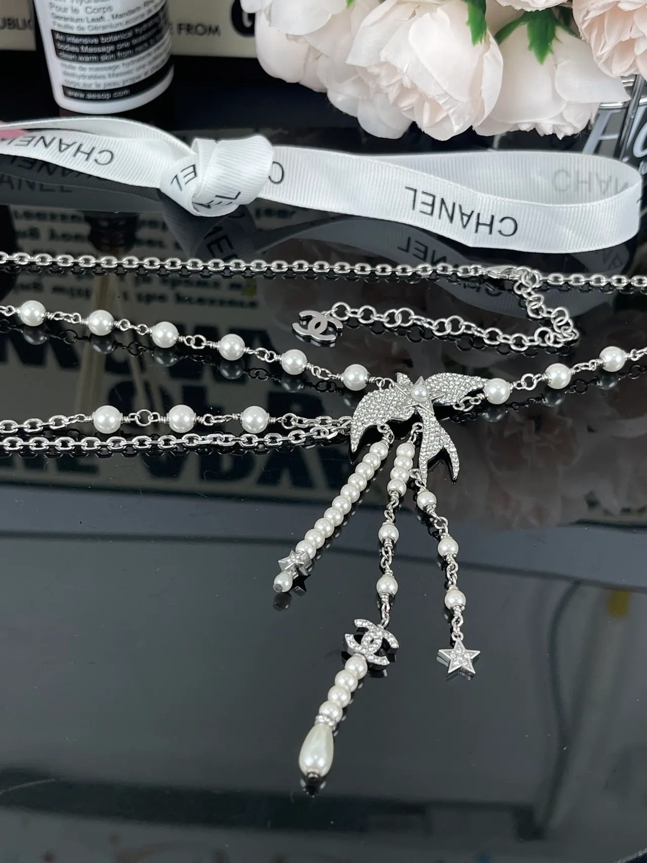 Chanel Collier blanc argenté multi-couches perles et chaîne 13