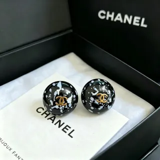 Chanel স্প্ল্যাটার ইমেল বল স্টাড ইয়াররিংস