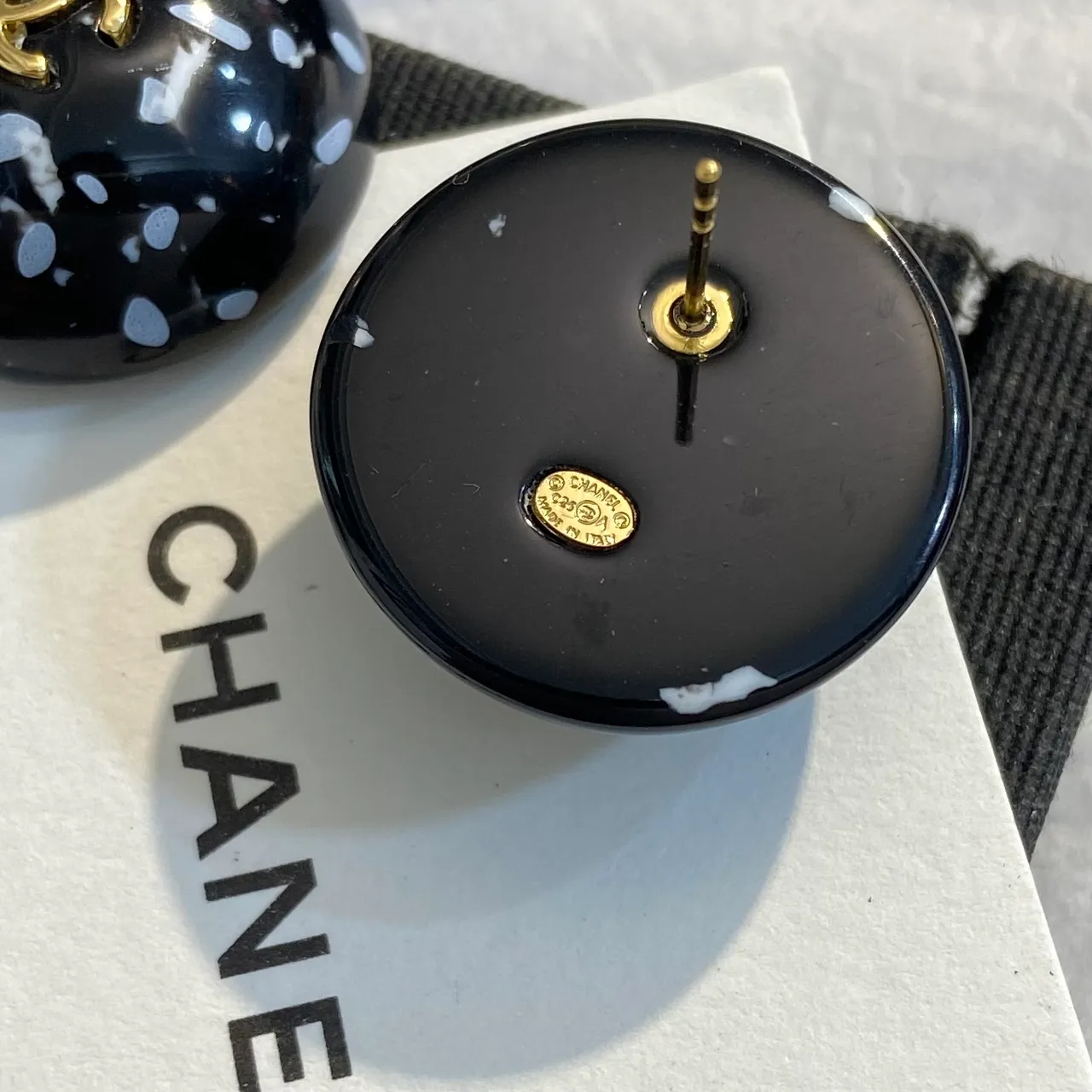 Chanel স্প্ল্যাটার ইমেল বল স্টাড ইয়াররিংস 2