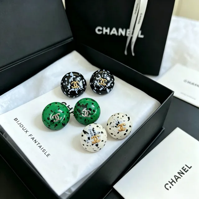 Chanel স্প্ল্যাটার ইমেল বল স্টাড ইয়াররিংস 4