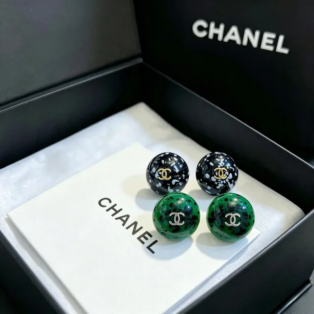 Chanel স্প্ল্যাটার ইমেল বল স্টাড ইয়াররিংস 5