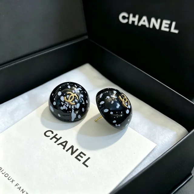 Chanel স্প্ল্যাটার ইমেল বল স্টাড ইয়াররিংস 6