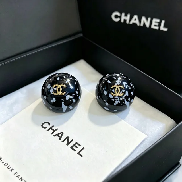 Chanel স্প্ল্যাটার ইমেল বল স্টাড ইয়াররিংস 7