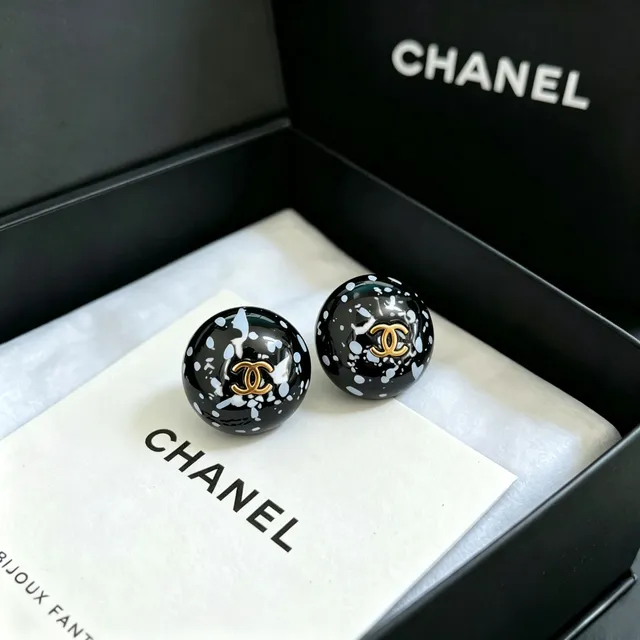 Chanel স্প্ল্যাটার ইমেল বল স্টাড ইয়াররিংস 8