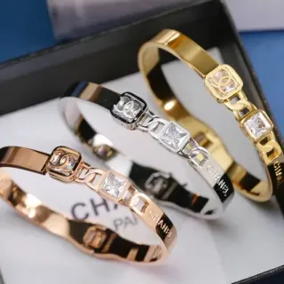 Chanel স্কয়ার-লিংক ক্রিস্টাল CC ব্যাঙ্গল ব্রেসলেট