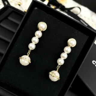 Chanel ذهب أبيض أقراط متعددة اللؤلؤ المنسدلة هاردوير