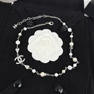 Chanel قلادة أبيض فضية لؤلؤ محبوكة كريستال مزينة