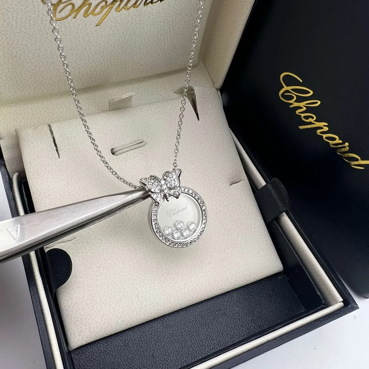 Chopard Collar Happy Butterfly con Motivo en Oro y Plata Pavé-Set Bezel 4