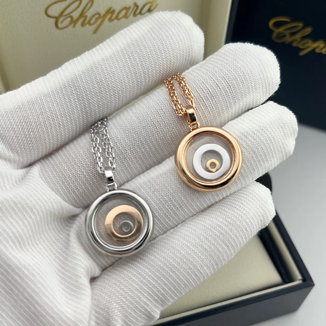 Chopard Happy Diamonds سلاسل الماس بقلادة دوارة بقرص مزدوج اللون 3