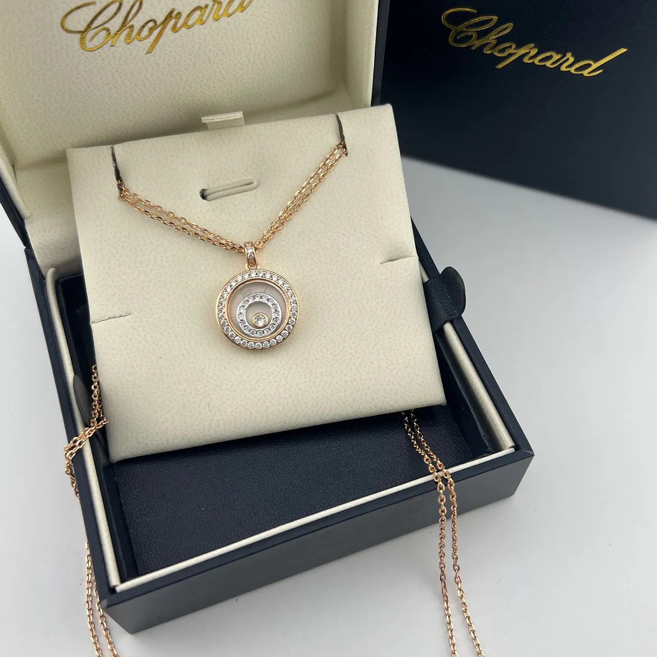 Chopard Happy Diamonds سلاسل الماس بقلادة دوارة بقرص مزدوج اللون 4
