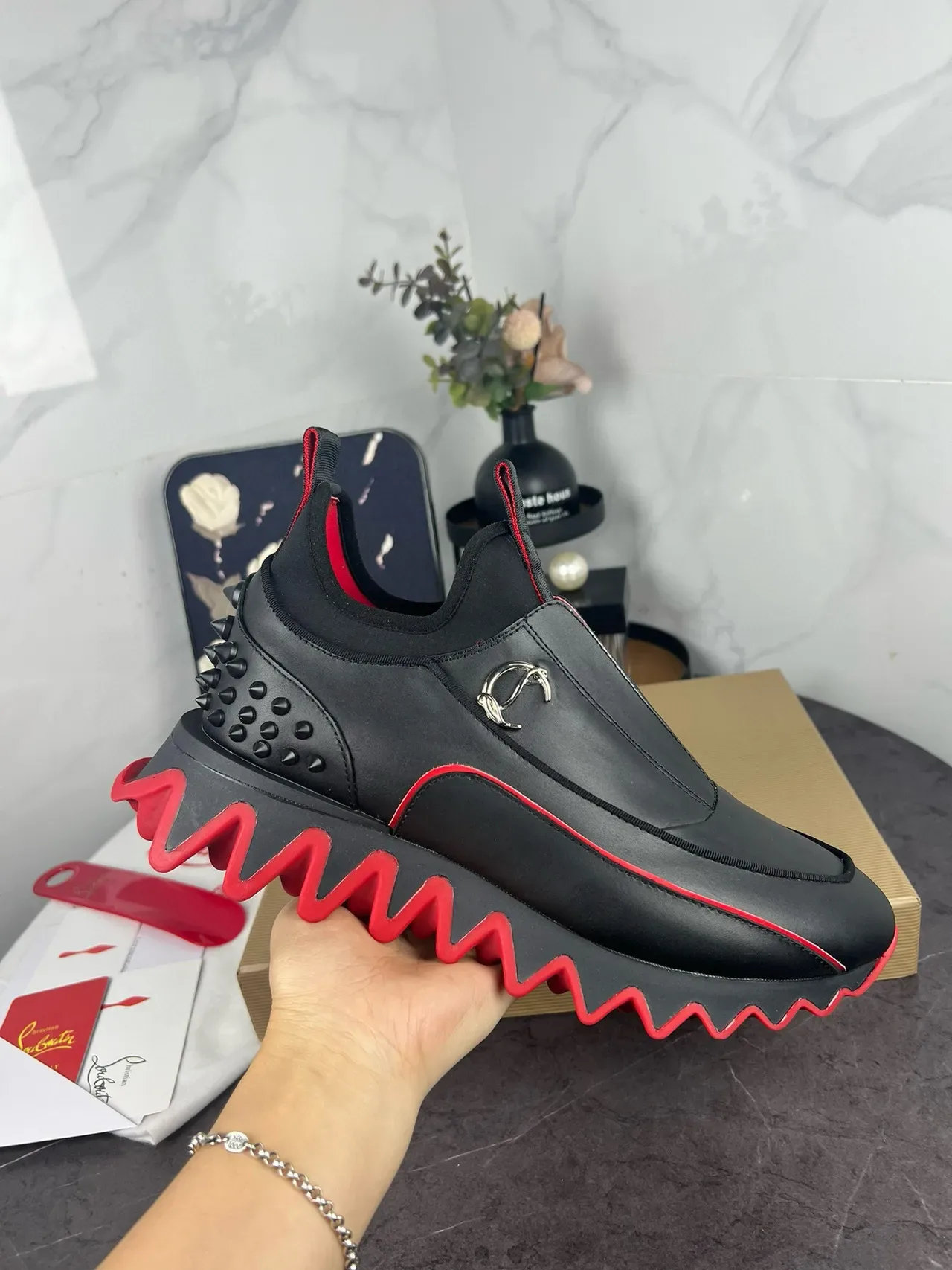 Christian Louboutin أحذية رياضية أسود أحمر سوليب أون كعب مدبب بمسامير ستايل حياة 2
