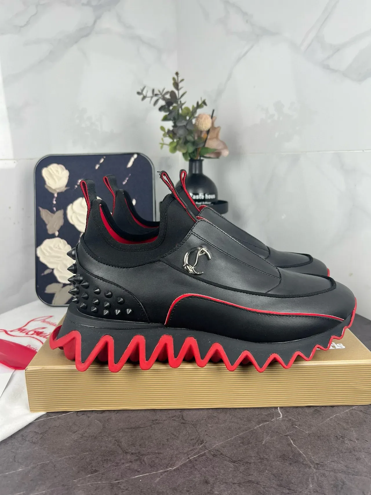Christian Louboutin أحذية رياضية أسود أحمر سوليب أون كعب مدبب بمسامير ستايل حياة 3