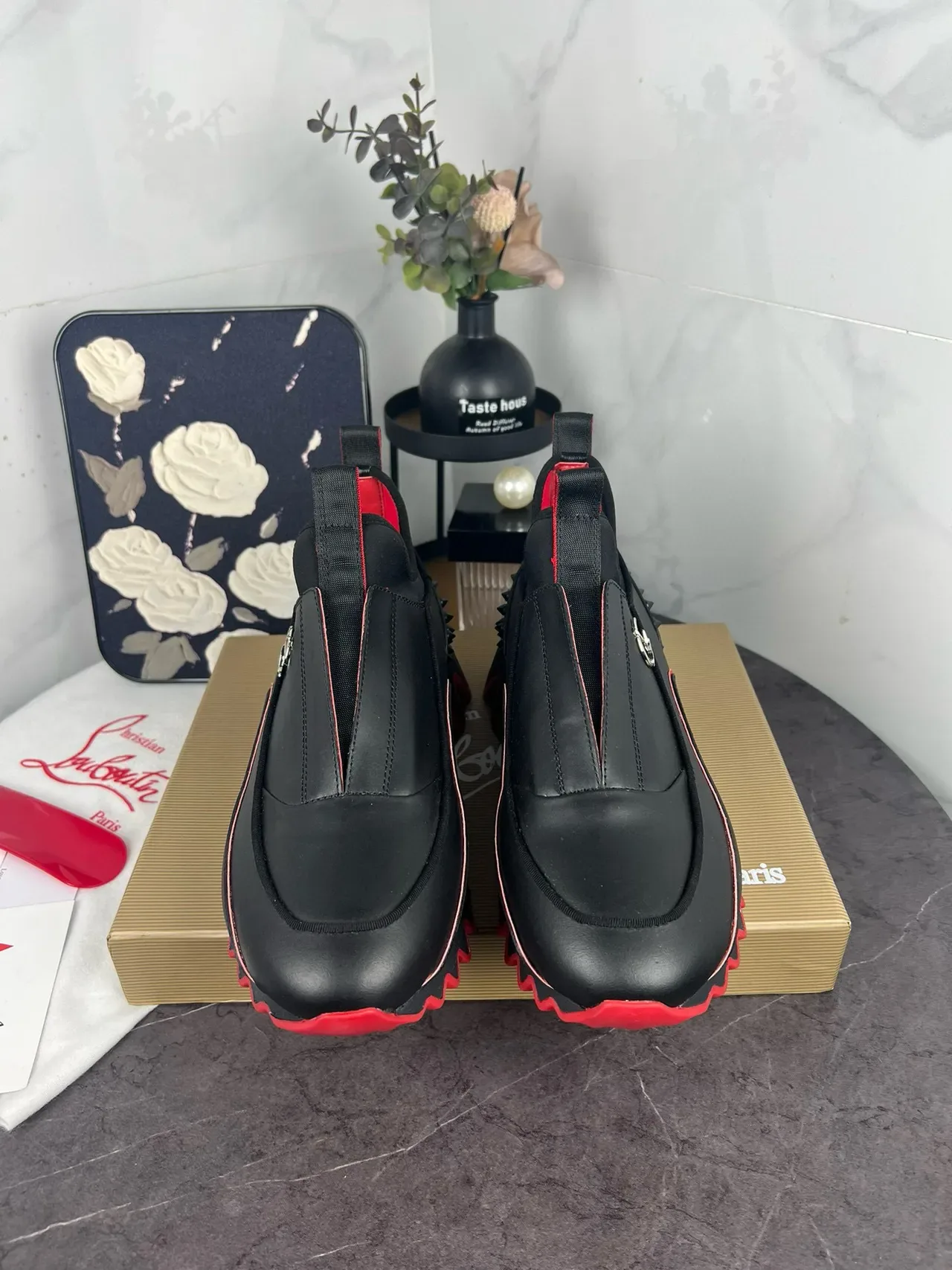 Christian Louboutin أحذية رياضية أسود أحمر سوليب أون كعب مدبب بمسامير ستايل حياة 4