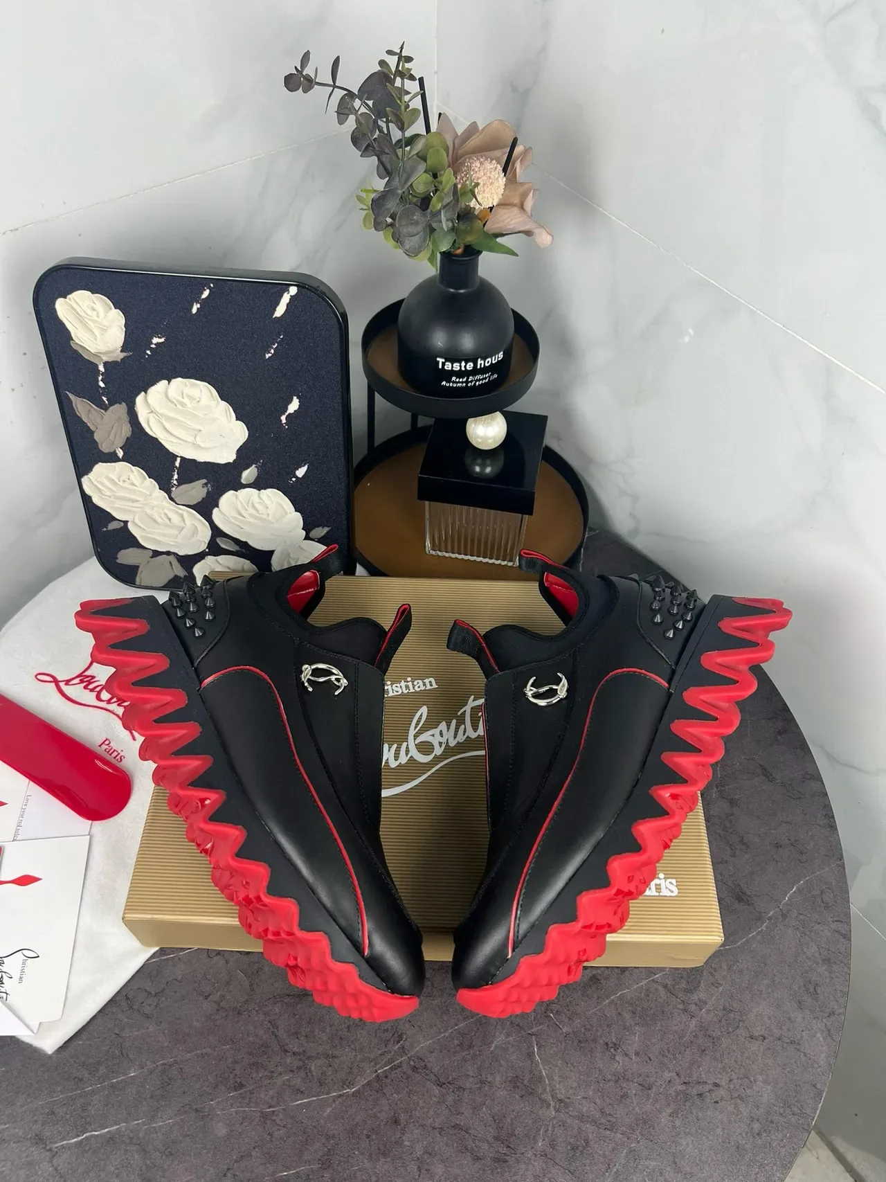 Christian Louboutin أحذية رياضية أسود أحمر سوليب أون كعب مدبب بمسامير ستايل حياة 5