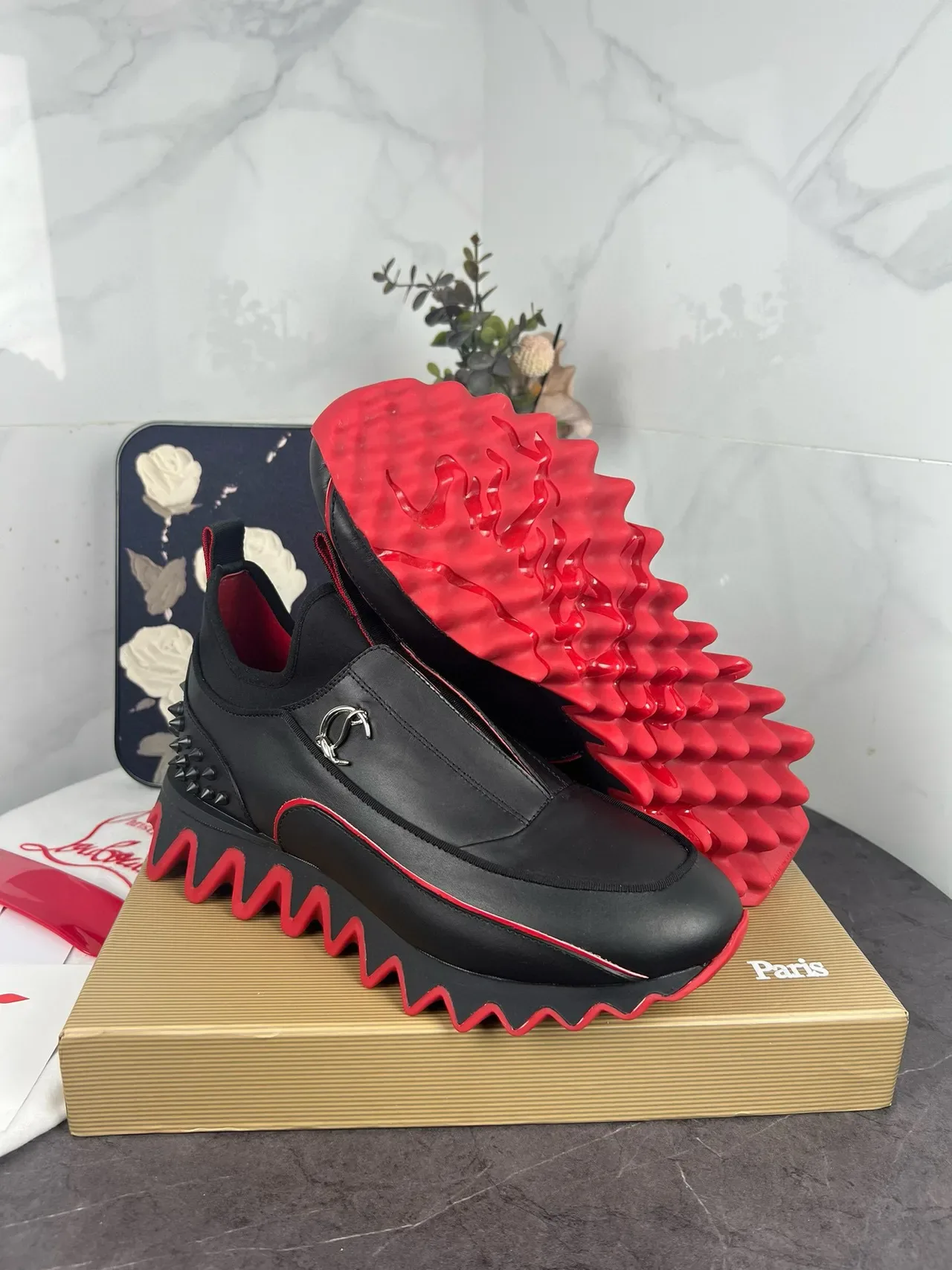 Christian Louboutin أحذية رياضية أسود أحمر سوليب أون كعب مدبب بمسامير ستايل حياة 6