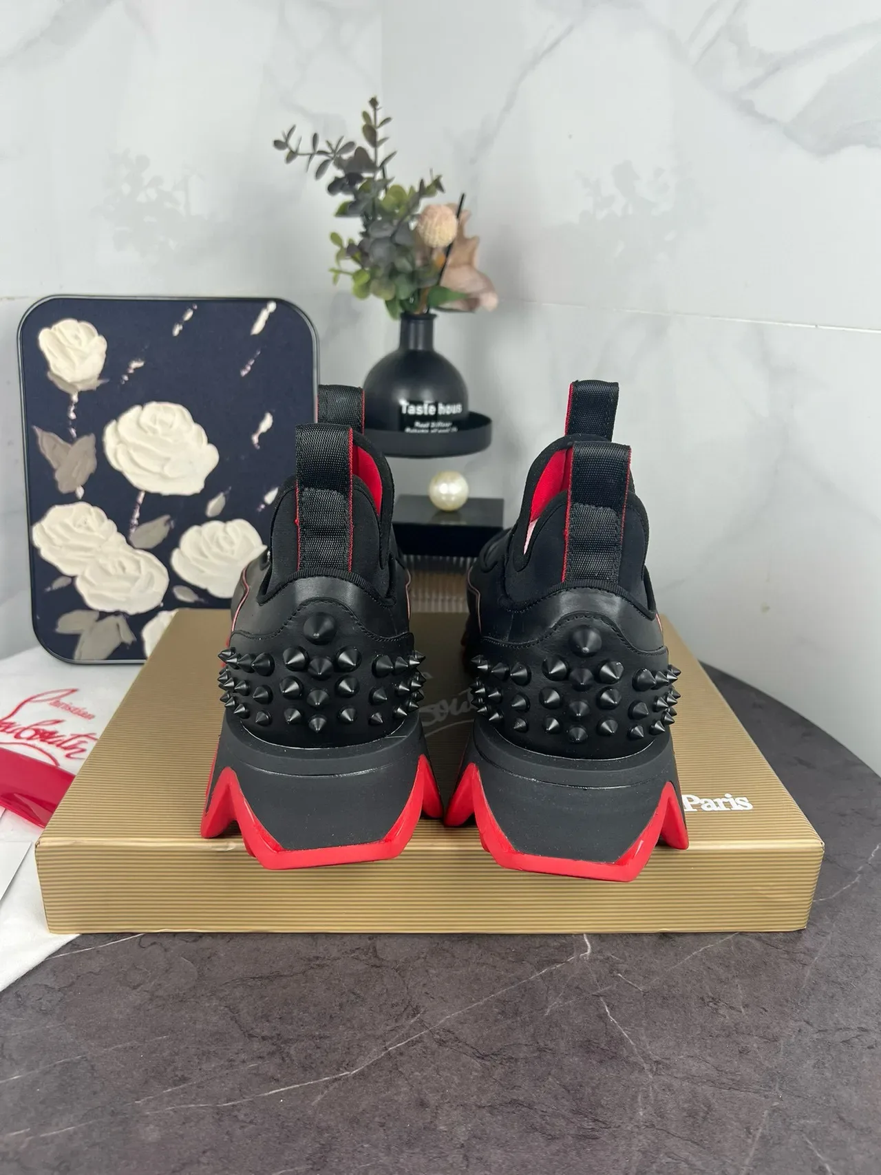 Christian Louboutin أحذية رياضية أسود أحمر سوليب أون كعب مدبب بمسامير ستايل حياة 7