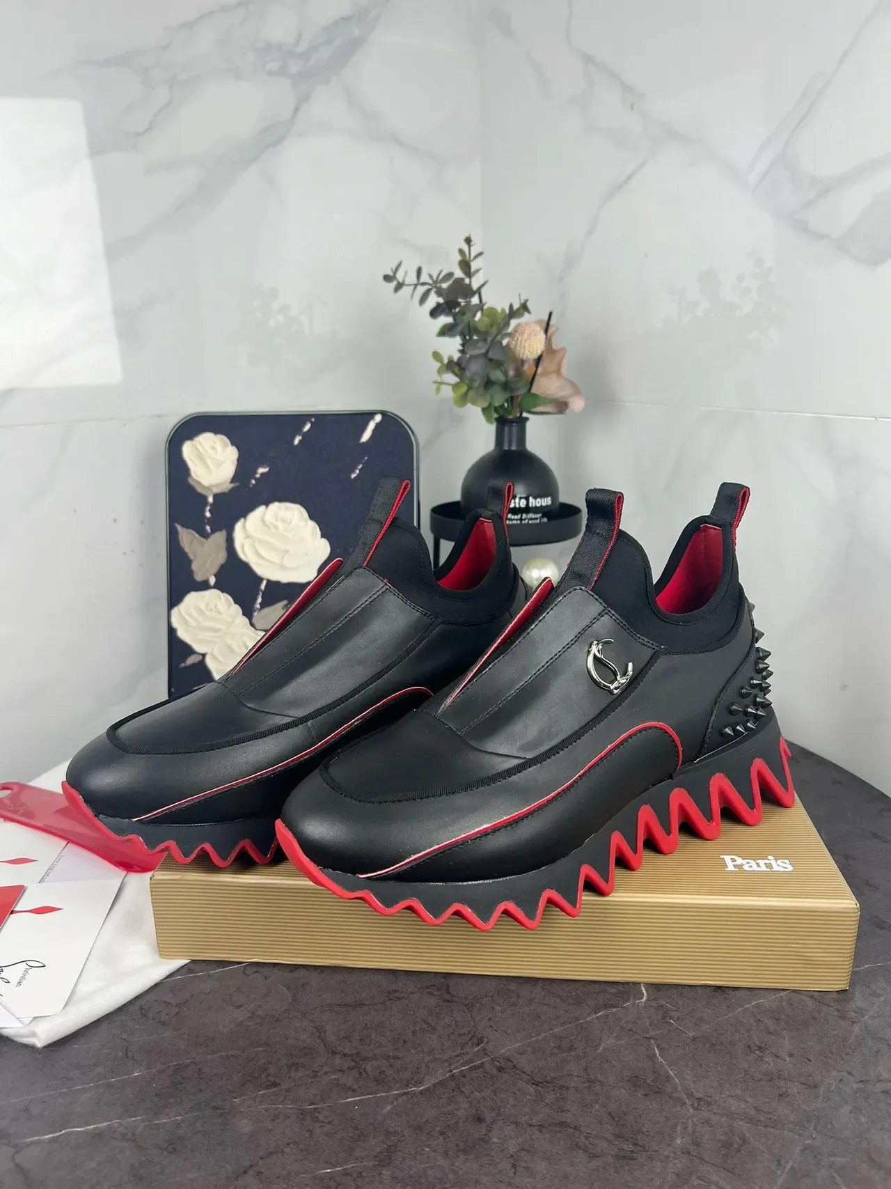 Christian Louboutin أحذية رياضية أسود أحمر سوليب أون كعب مدبب بمسامير ستايل حياة 8