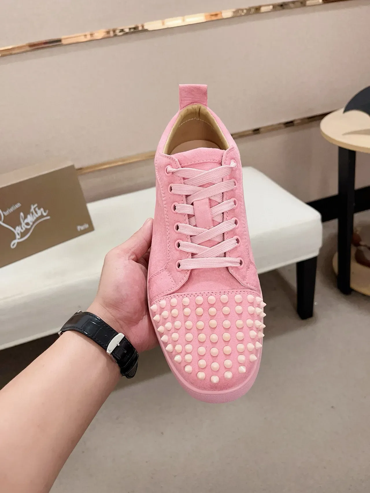 Christian Louboutin Spiky Sneaker 粉色麂皮生活方式运动鞋 2