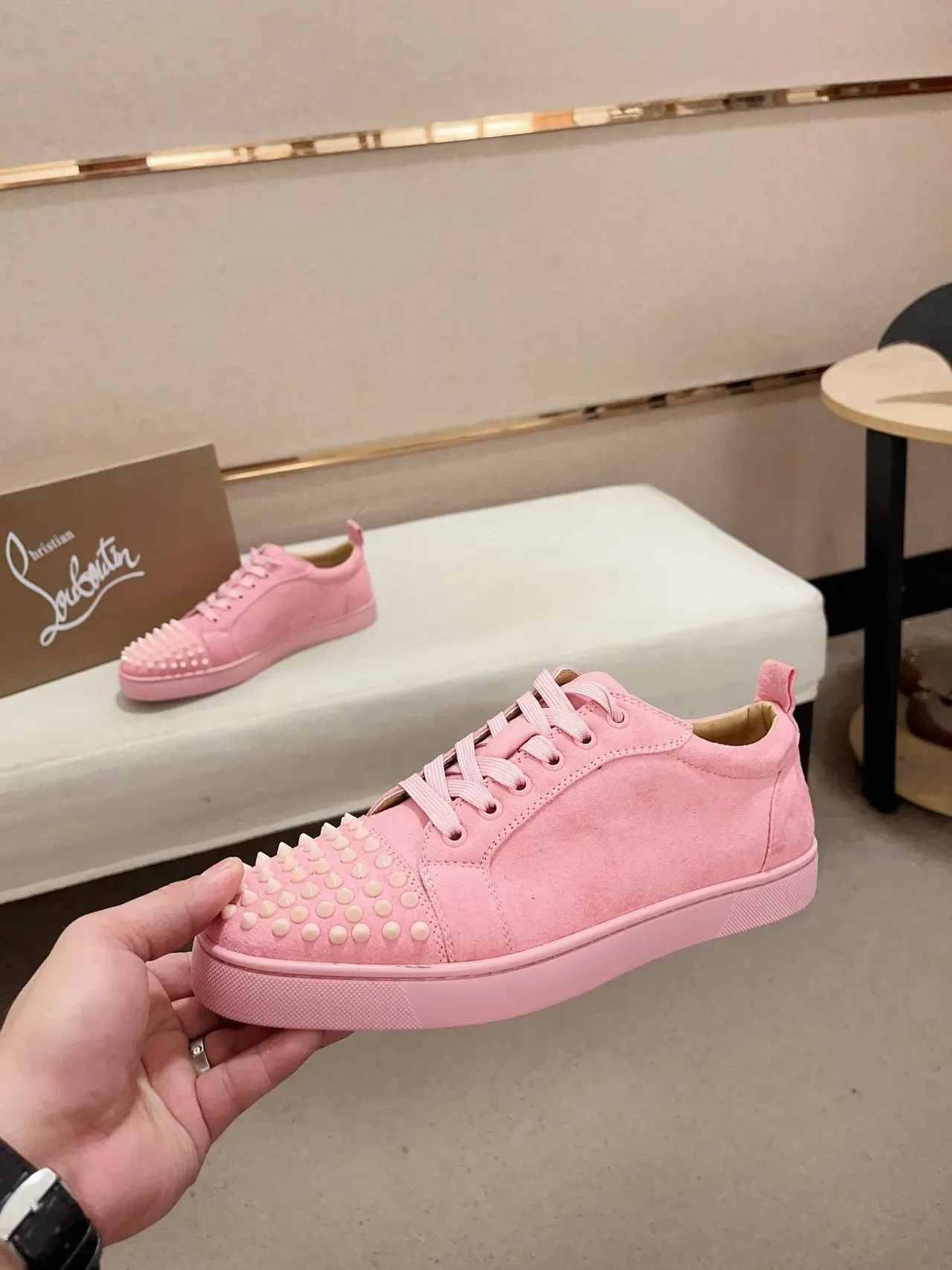 Christian Louboutin Spiky Sneaker 粉色麂皮生活方式运动鞋 3