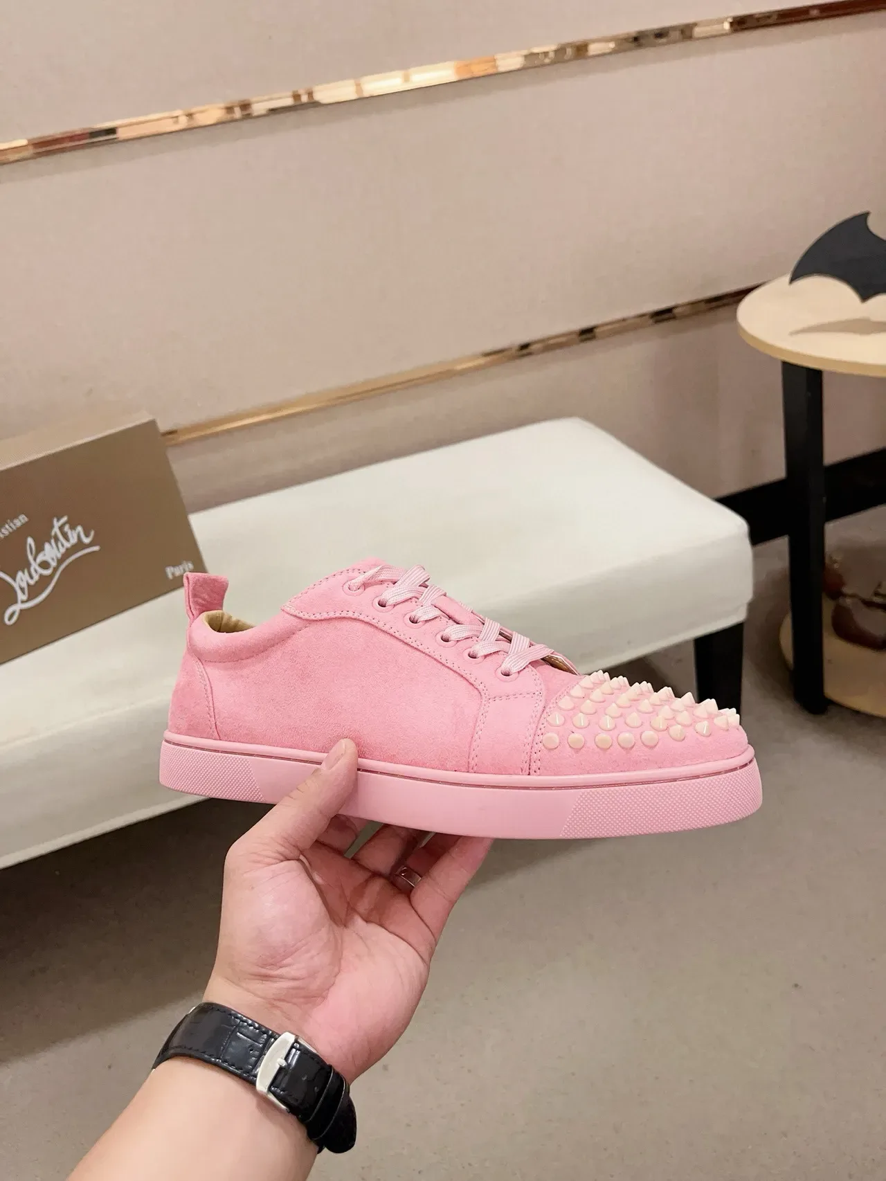 Christian Louboutin Spiky Sneaker 粉色麂皮生活方式运动鞋 4