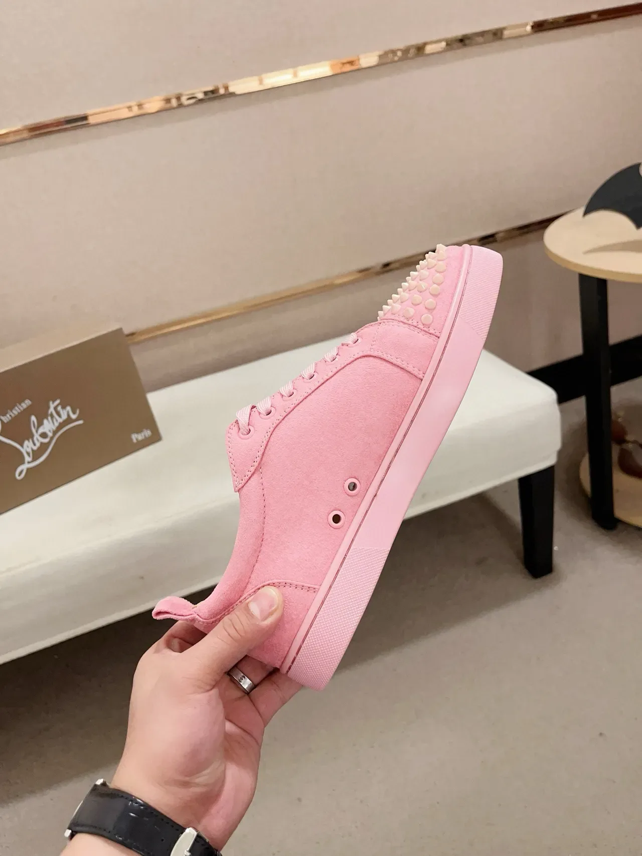 Christian Louboutin Spiky Sneaker 粉色麂皮生活方式运动鞋 5