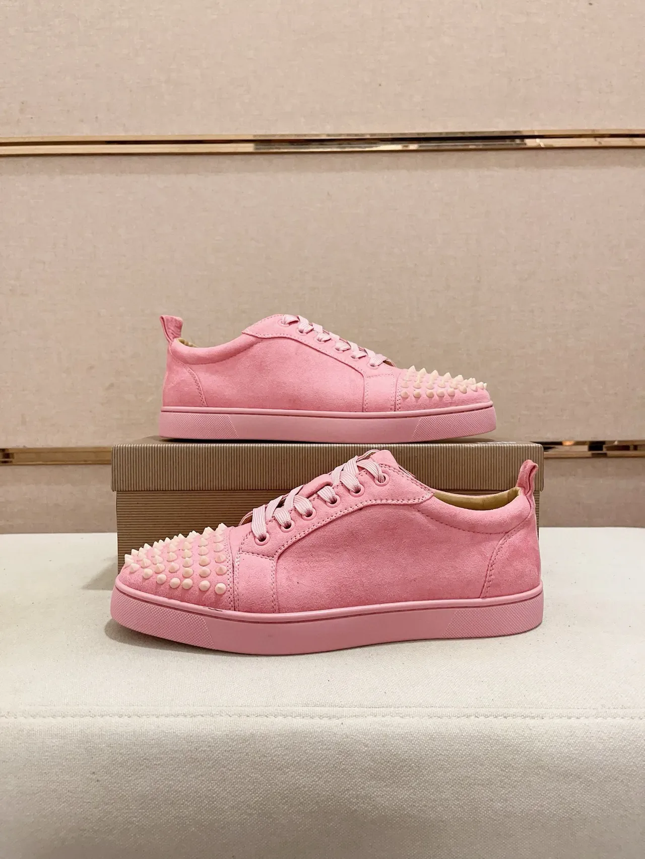 Christian Louboutin Spiky Sneaker 粉色麂皮生活方式运动鞋 7