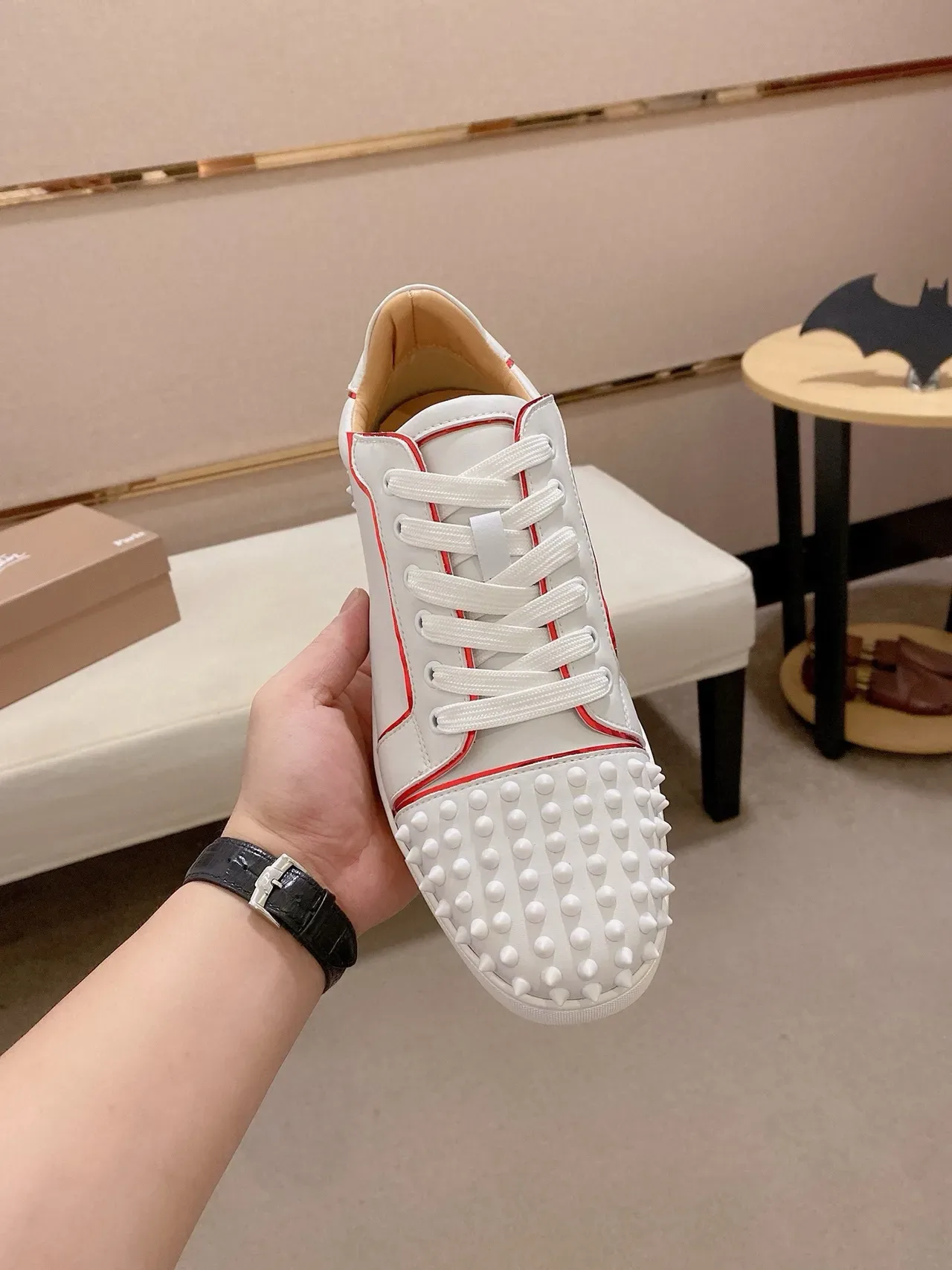Christian Louboutin Spiky Sneaker Blanco Rojo Detalle de Tubo en Punta y Talón Zapatillas Lifestyle 2