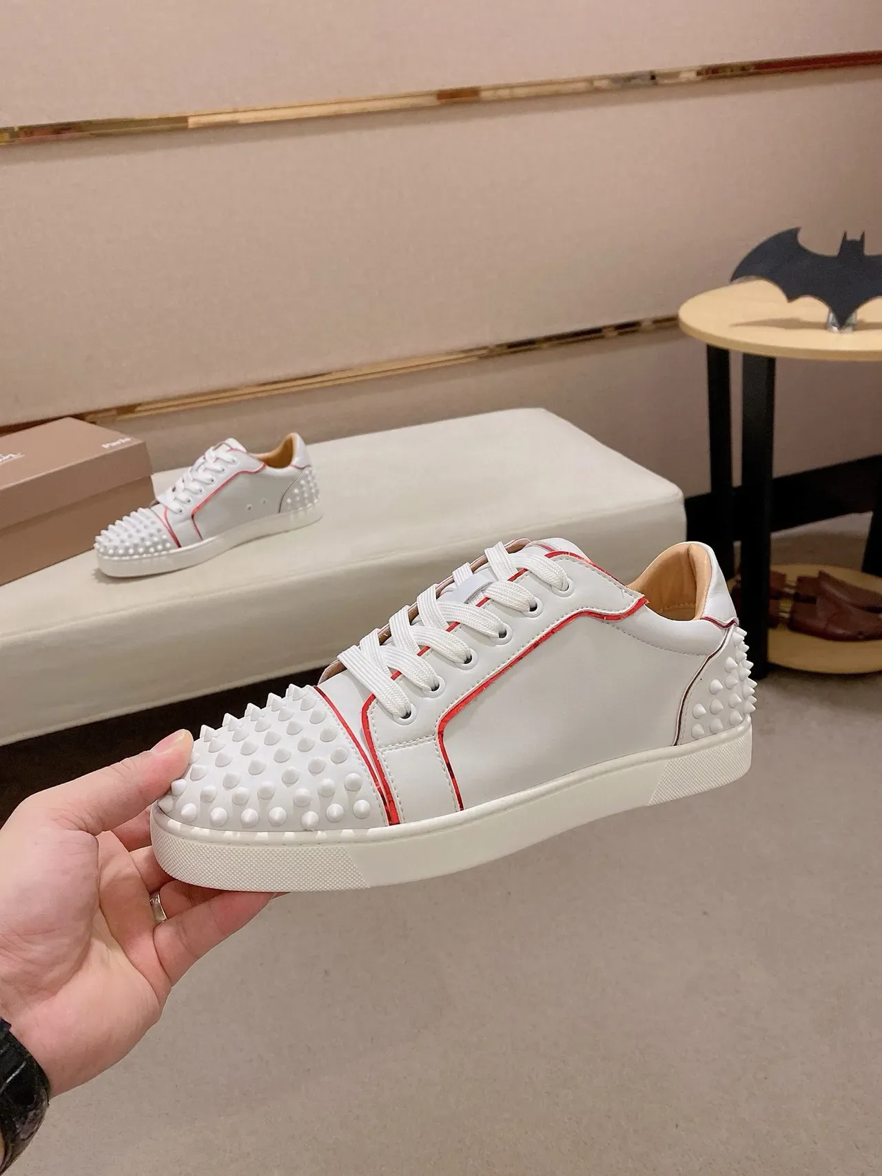 Christian Louboutin Spiky Sneaker Blanco Rojo Detalle de Tubo en Punta y Talón Zapatillas Lifestyle 3