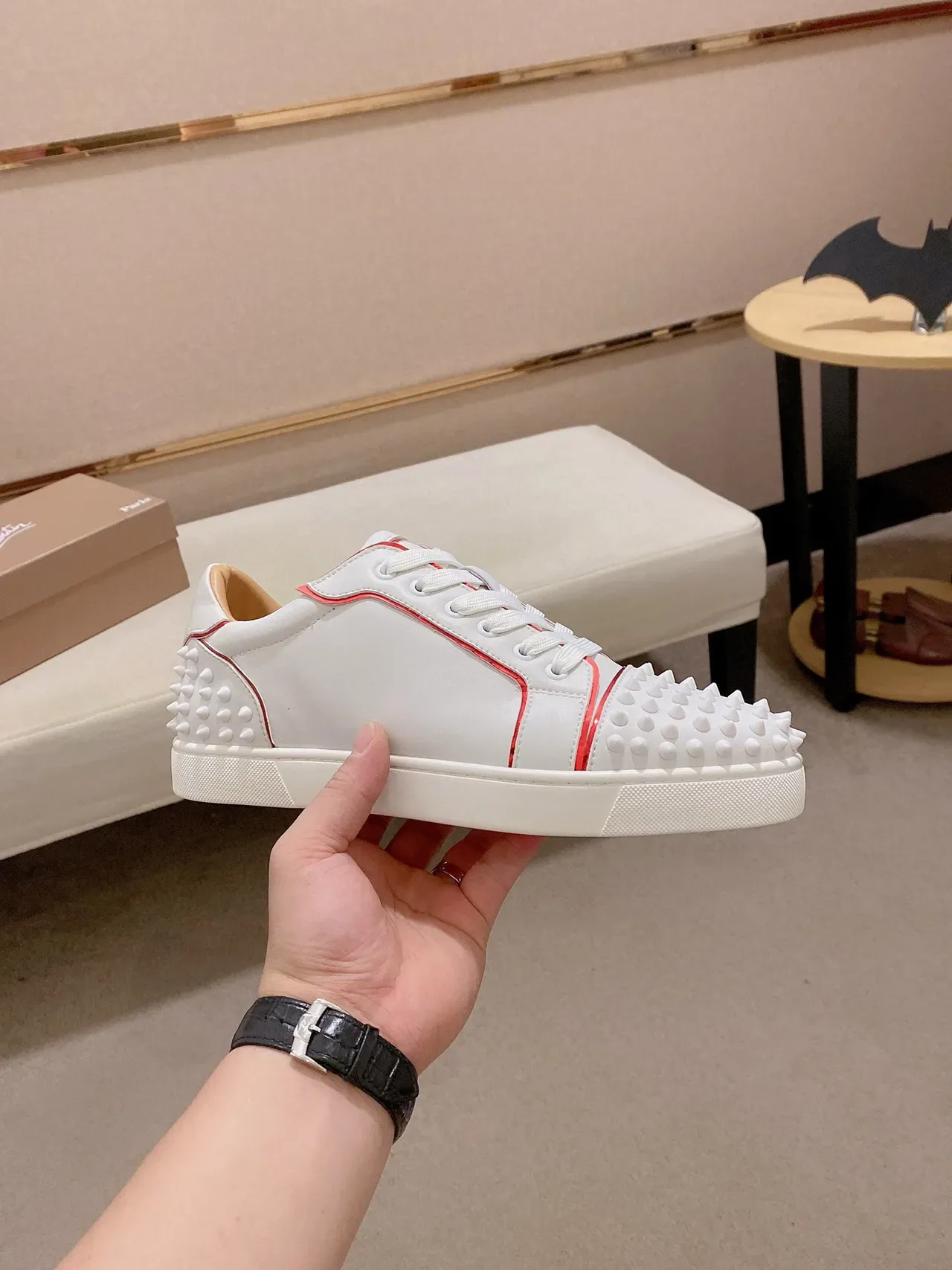 Christian Louboutin Spiky Sneaker Blanco Rojo Detalle de Tubo en Punta y Talón Zapatillas Lifestyle 4