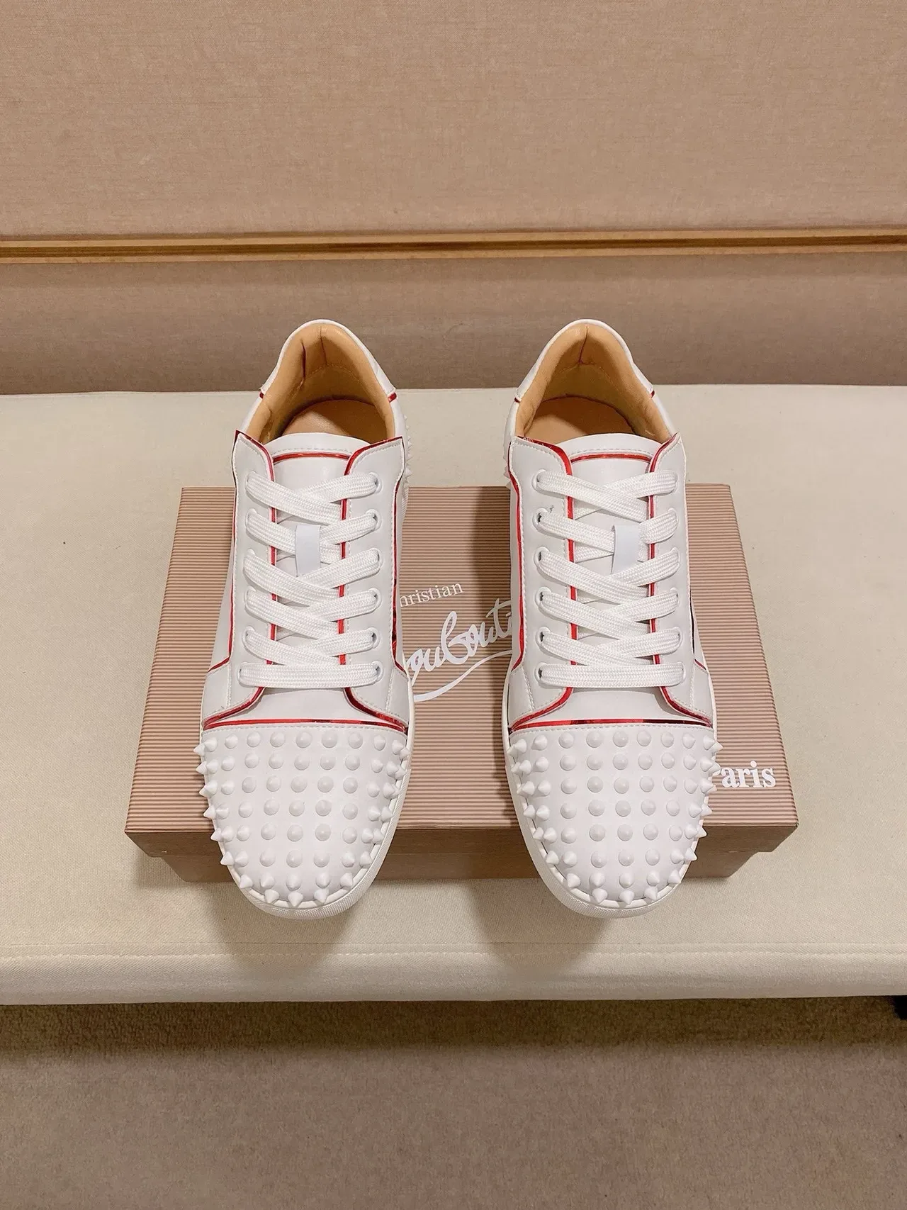 Christian Louboutin Spiky Sneaker Blanco Rojo Detalle de Tubo en Punta y Talón Zapatillas Lifestyle 7