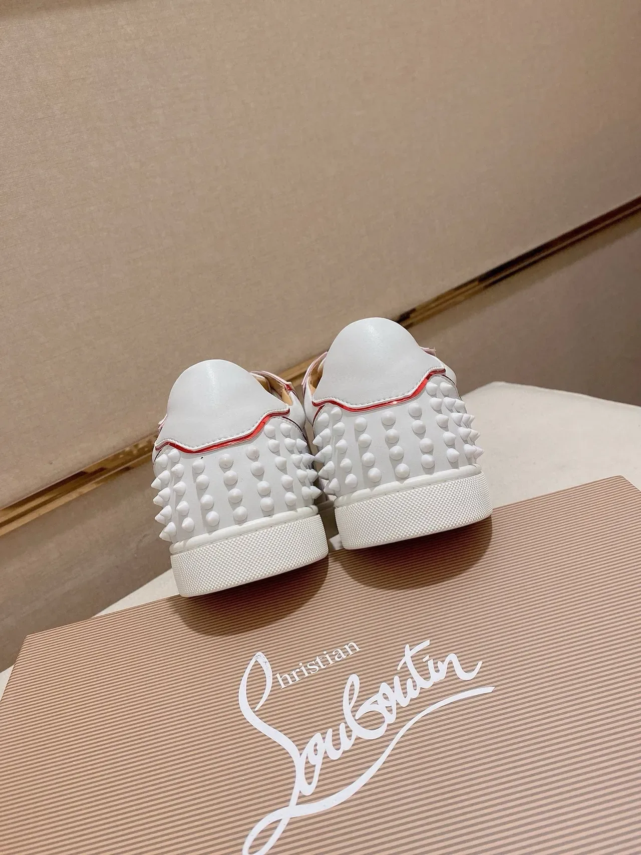 Christian Louboutin Spiky Sneaker Blanco Rojo Detalle de Tubo en Punta y Talón Zapatillas Lifestyle 8