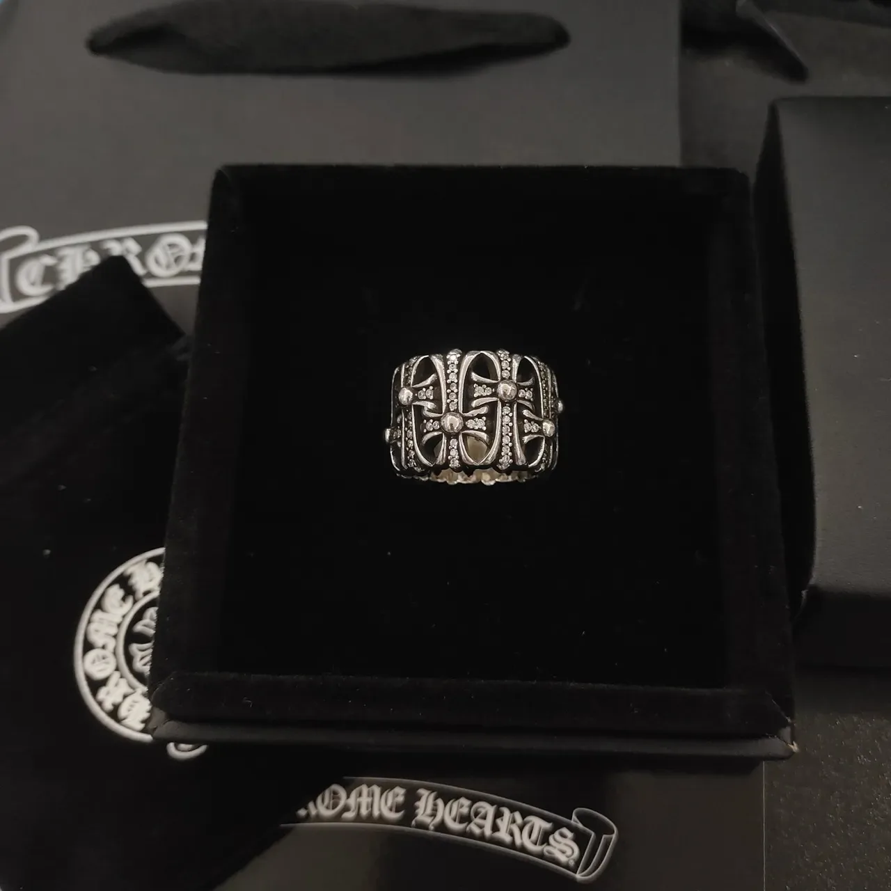 Chrome Hearts Bague Croix Argent Noir Motif Ornemental Ajouré 3
