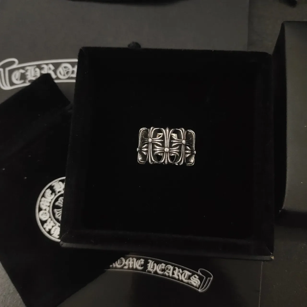 Chrome Hearts Bague Croix Argent Noir Motif Ornemental Ajouré 4