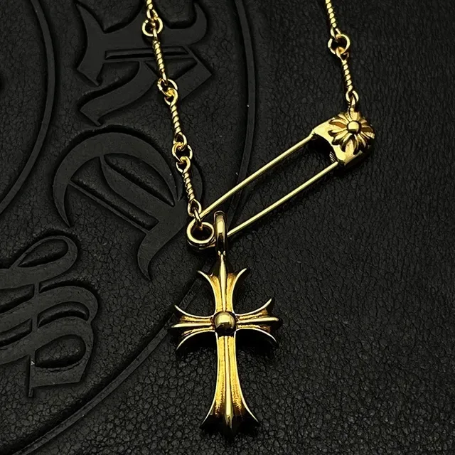 Collier Chrome Hearts Croix Épingle de Sécurité Pavé Or 3