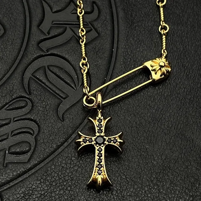 Collier Chrome Hearts Croix Épingle de Sécurité Pavé Or 4