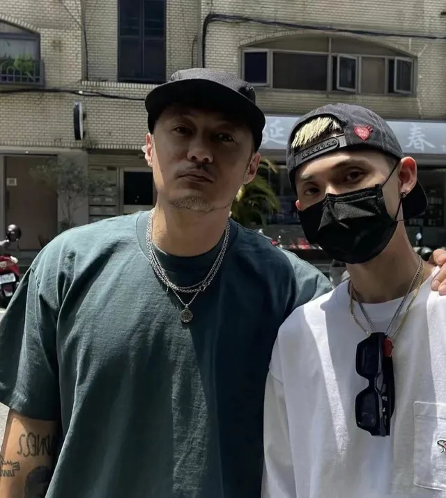 Chrome Hearts फ्लोरल सर्कल चांदी काला गोलाकार पेंडेंट बॉल चेन हार 2
