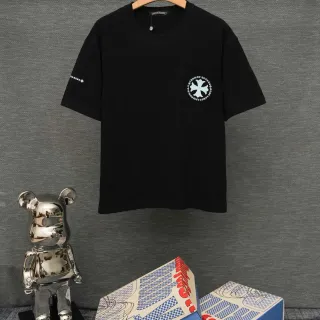 Chrome Hearts काली कढ़ाई वाली क्रॉस लोगो पॉकेट टी-शर्ट
