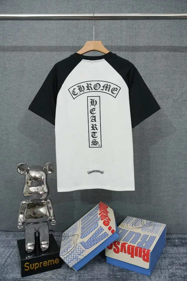 Camiseta Chrome Hearts de manga raglán con logo en contraste 2
