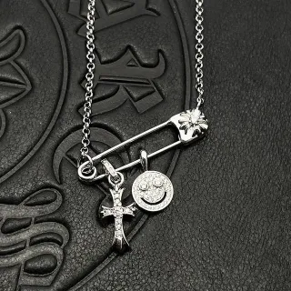 Chrome Hearts सुरक्षा पिन क्रॉस और मुस्कुराता चेहरा नेकलेस