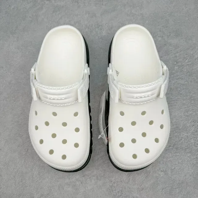 Crocs Echo Clog सफेद और काला 9