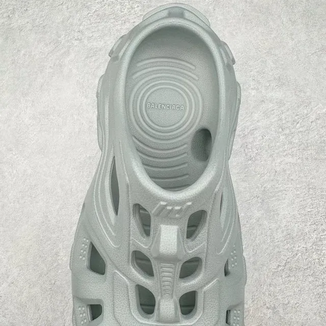 Crocs Gray Molded Foam Ventilated Cutouts Clog 6