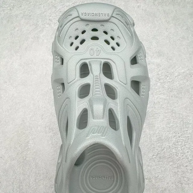 Crocs Gray Molded Foam Ventilated Cutouts Clog 7