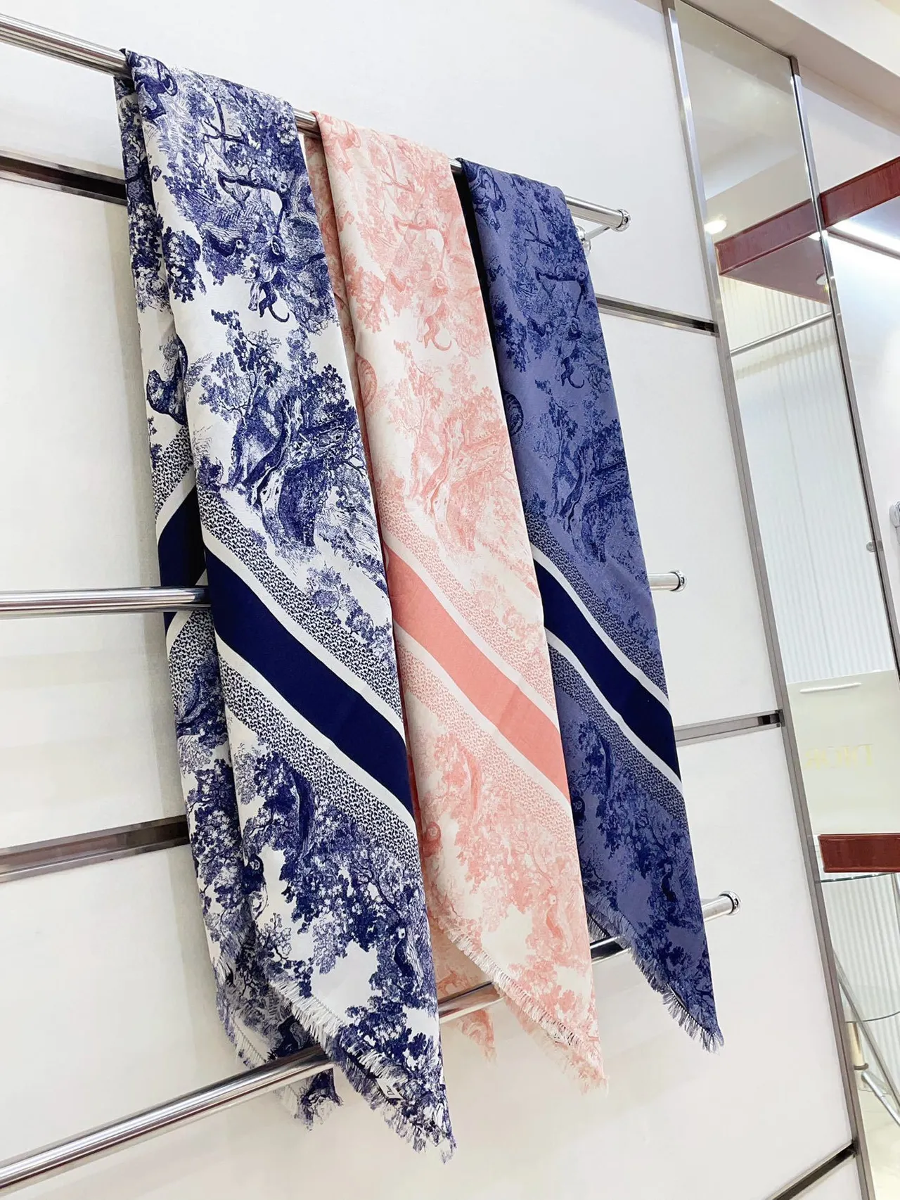 Christian Dior Toile de Jouy Print नेवी और भूरा रेशम स्कार्फ 3