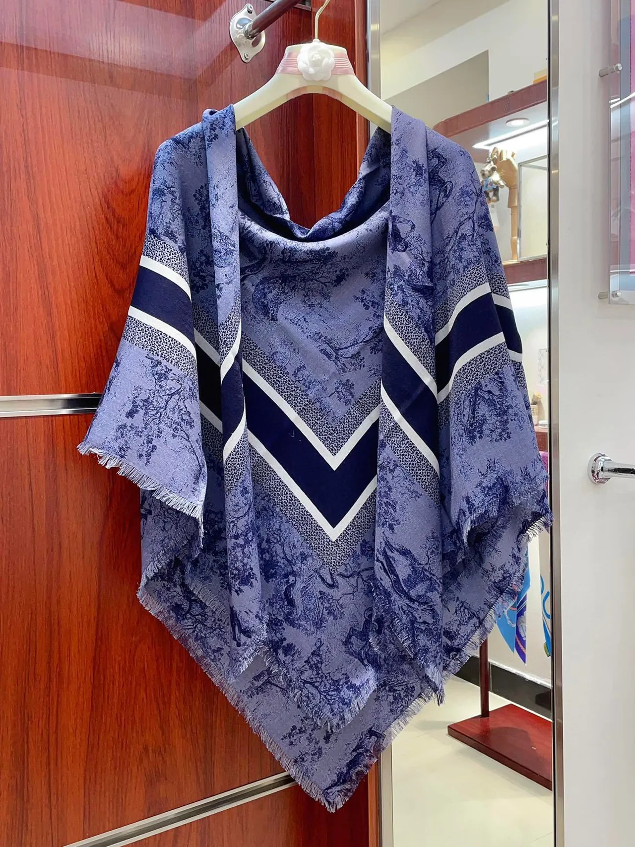 Christian Dior Toile de Jouy Print नेवी और भूरा रेशम स्कार्फ 7