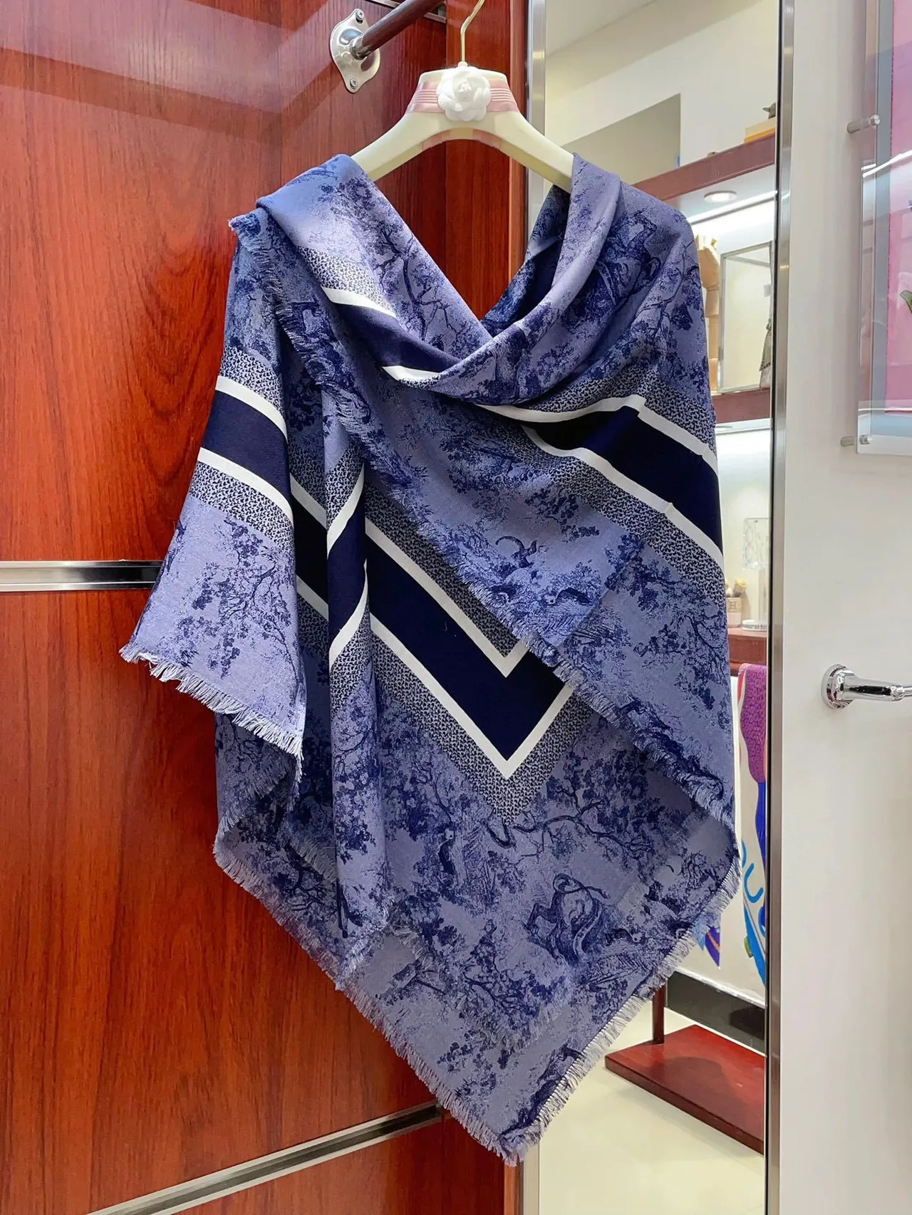 Christian Dior Toile de Jouy Print नेवी और भूरा रेशम स्कार्फ 8