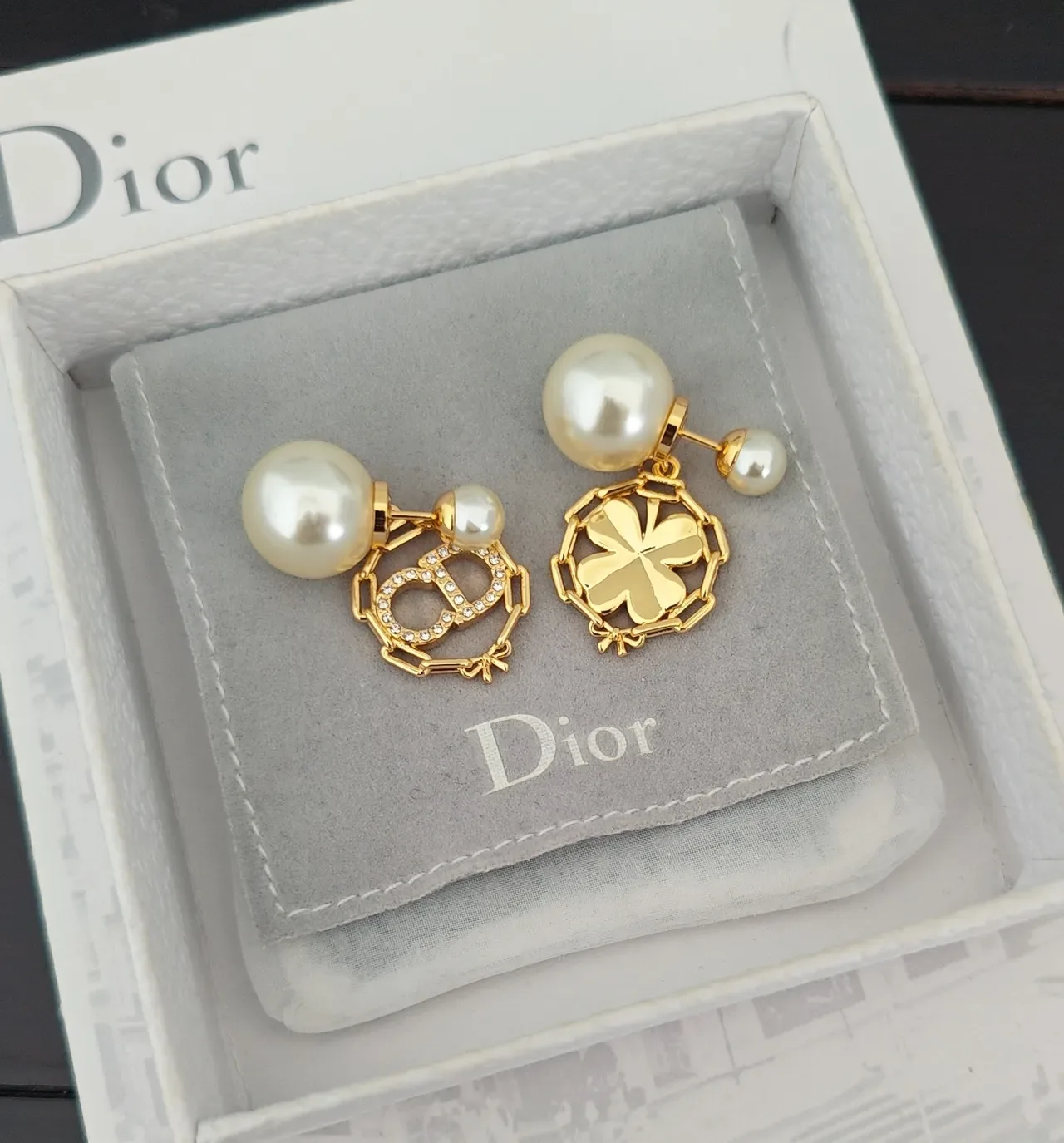 Boucles d'oreilles Dior Asymétriques Double Perle Charm Logo Or Doré 2