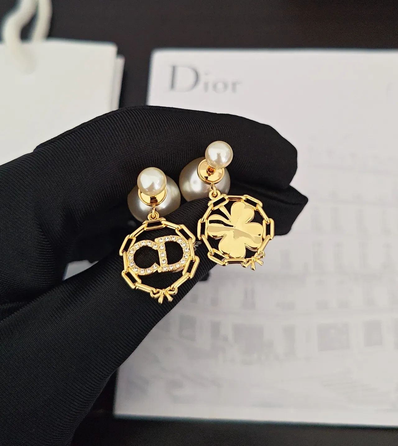 Boucles d'oreilles Dior Asymétriques Double Perle Charm Logo Or Doré 4