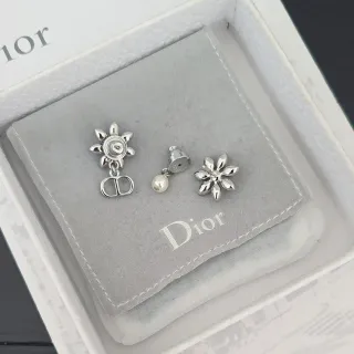 Dior অসমমিত ফুলের পার্ল CD চার্ম কানের দুল